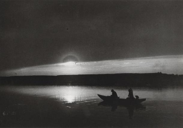 Csónak alkonyatkor a Dunán (Naplemente, Ketten a Dunán). Esztergom, 1917. május 15.