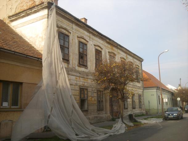 2011-11-08 Újra előbukkant a Sándor-palota homlokzata