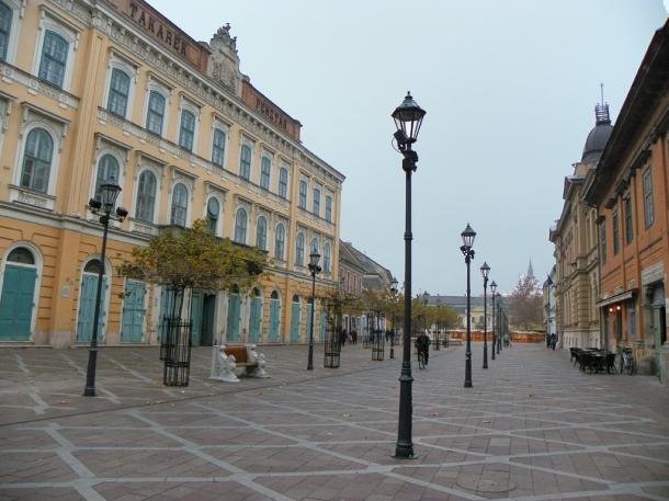 2011-11-30 Rég nem láott homlokzatok kerültek elő a bódék mögül