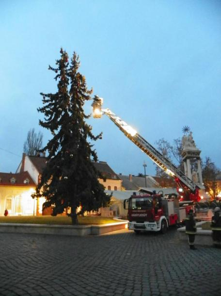 2011-12-06 A tűzoltók feldíszítették a főtéri karácsonyfát