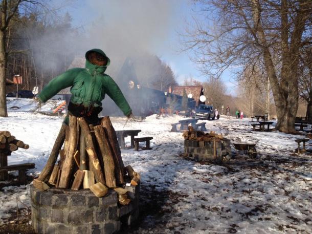 2012-02-18 Máglyán ég a telet szimbolizáló bábú a Kerek-tónál