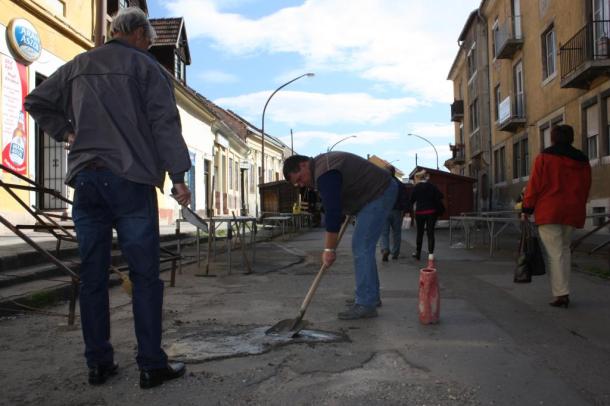 2012-04-02 Kátyúznak a piacosok a Simor János utcában