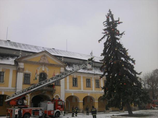 2012-12-11 A főtéri karácsonyfa