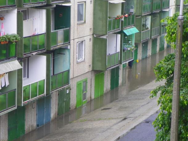 Az eső miatt víz alatt álló lakótelepi garázsok