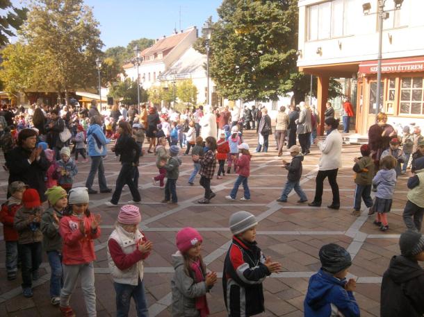 Ovisok műsora a Széchenyi téren