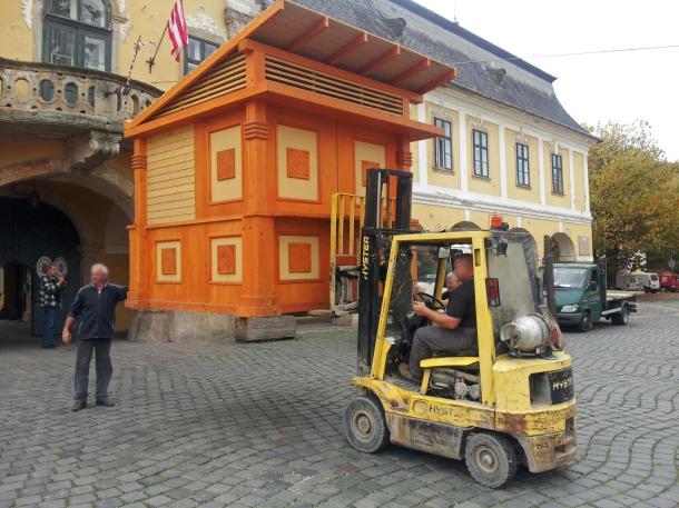 A szemüvegkeretgyár telephelyére szállítják a 