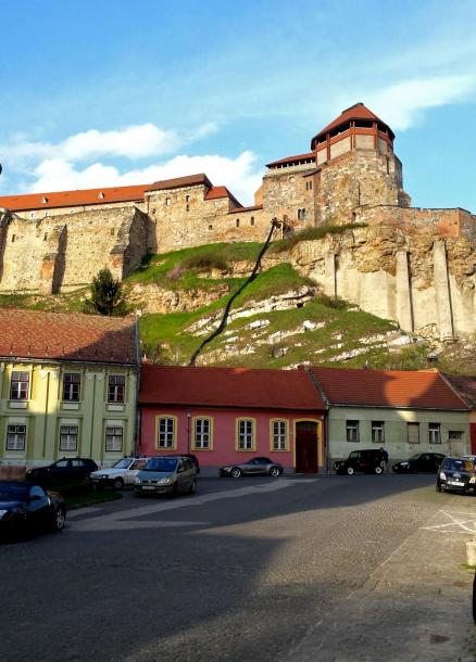 Titokzatos cső kígyózik le a vár oldalán (valószínűleg szemétledobó a felújítás során felhalmozódó törmelék eltakarításához).