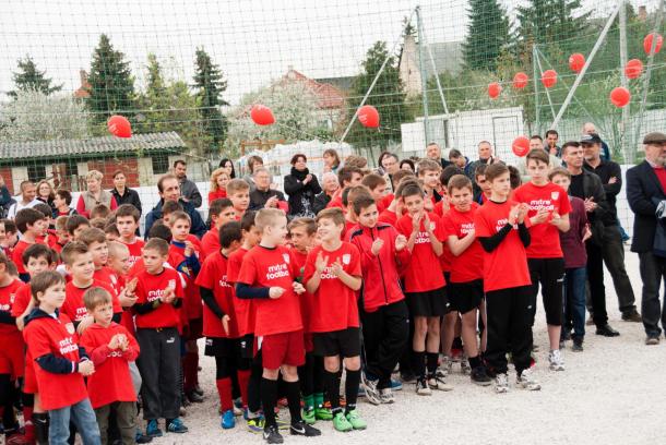 Ifjú focitehetségek örvendenek a pénteken átadott 3 új sportpálya megnyitóján.