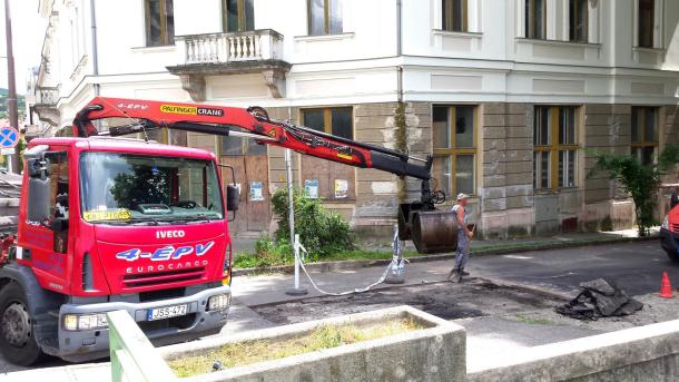 A városban több helyen, többek között a Kis-Duna sétányon is kátyúznak.