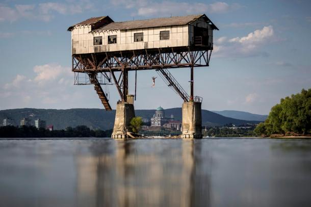 Highline-os sétál a Duna felett a volt szénrakodó vázszerkezetére erősített hevederen. Fotó: MTI - Mohai Balázs