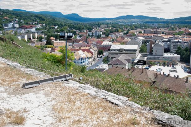 Kidőlt a Szent Tamás-hegyre telepített védőkötél két oszlopa is.