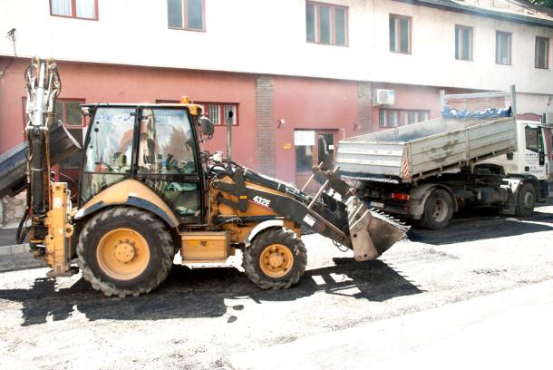 Forró aszfaltért megy a markoló a Pór Antal téren zajló kátyúzásnál.