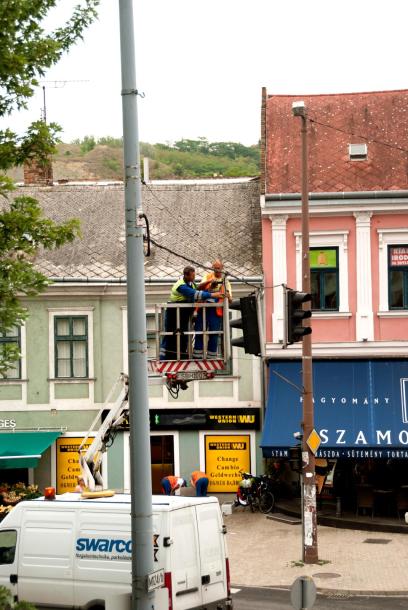 Szerelik a közlekedési lámpát a Rákóczi téri kereszteződésnél.