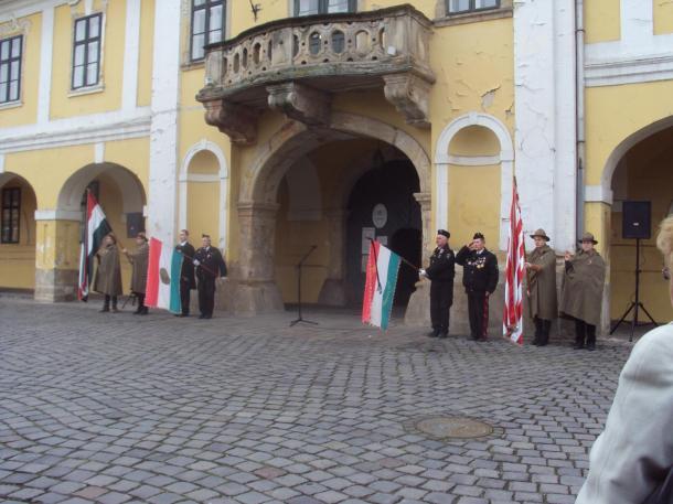 A városháza előtt kezdődött az ünnepség, a cserkészek és a díszőrök már készülődtek