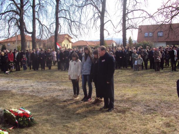 Az esztergomi iskolák képviselői is koszorúztak