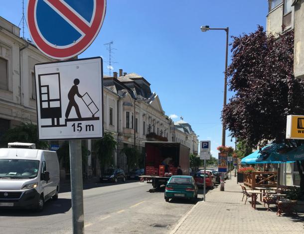 Üres a parkoló, a tehergépjármű mégis úgy dönt, hogy inkább elállja a fél utat. 2016-07-08