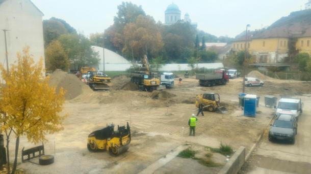 Egyre közelebb a fizetős Bástya-parkolóhoz (fotó: Bejó Gábor). 2016-10-25