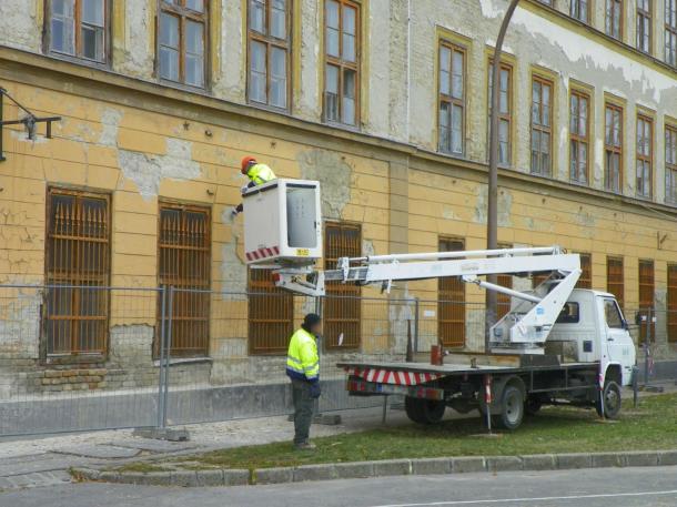 Folyamatosan hullik a vakolat a volt Granvisus gyár épületéről. A veszélyesebb darabokat a Zöld Út munkatársai verik le. 2016-12-06