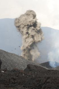 Az Etna egyik parazitakráterének kitörése 2008 júniusában