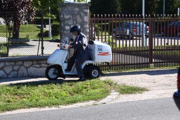 Majd Gyuribá befejezve szabálytalan parkolását, elviharzik három keréken