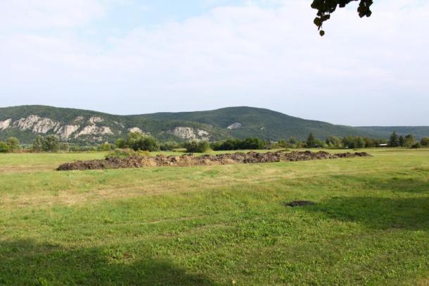 Valaki a Csenkei híd és a Kettős pince közt deponálja a földet